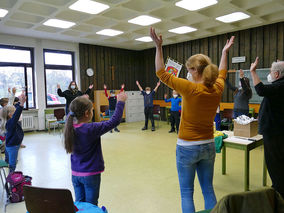 Symbolische Mantelteilung mit den Kommunionkindern (Foto: Karl-Franz Thiede)